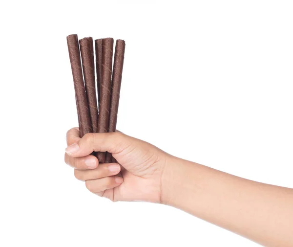 Χέρι κρατώντας σοκολάτα ραβδιά γκοφρέτα απομονώνονται σε λευκό φόντο — Φωτογραφία Αρχείου