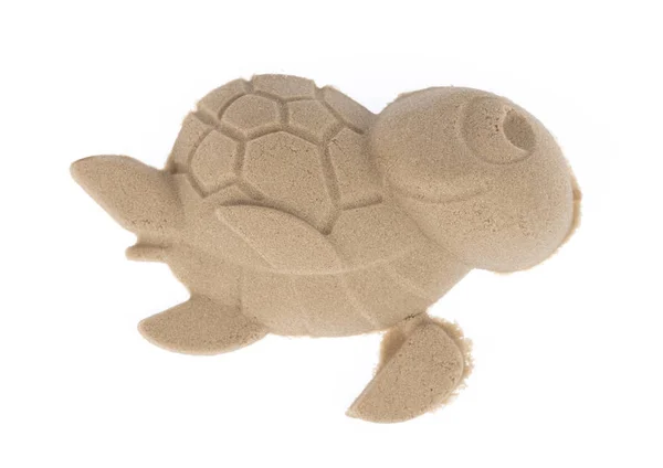 Zandsculptuur van schildpad geïsoleerd op een witte achtergrond — Stockfoto