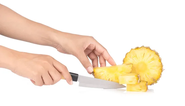 Tagliare l'ananas con un coltello isolato su sfondo bianco . — Foto Stock