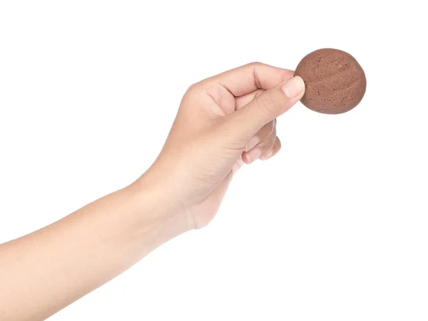 Рука тримає печиво шоколад на дерев'яній тарілці ізольовані на білому фоні — стокове фото