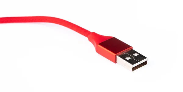 Cabo USB vermelho para smartphone isolado em fundo branco . — Fotografia de Stock