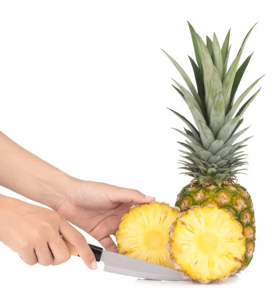Ananász vágása késsel elszigetelt fehér háttér. — Stock Fotó