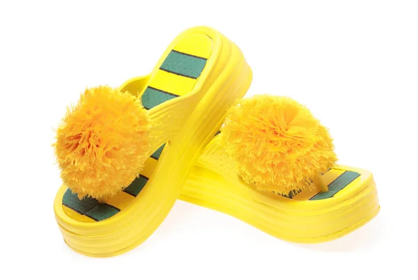 Gele sandalen versieren door bal pompons geïsoleerd op een witte bac — Stockfoto
