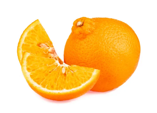 Rebanada de naranja aislada sobre fondo blanco — Foto de Stock