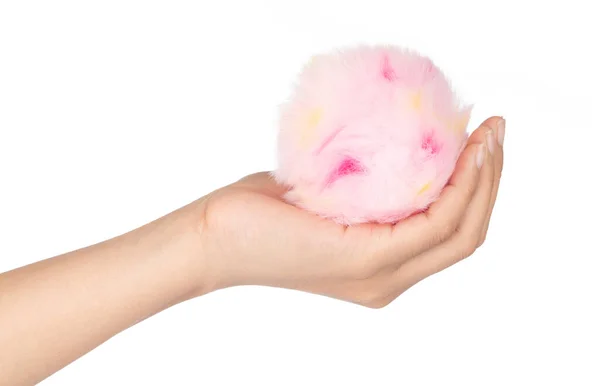 Mão segurando Pink Fur bola isolada no fundo branco — Fotografia de Stock