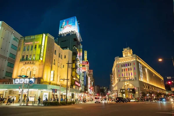 Tokio, Japan - 16. Oktober 2016: Nachtansicht von Gebäuden in Ginz — Stockfoto