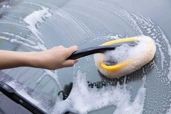 Limpiaparabrisas de un coche con espuma de esponja amarilla . — Foto de Stock
