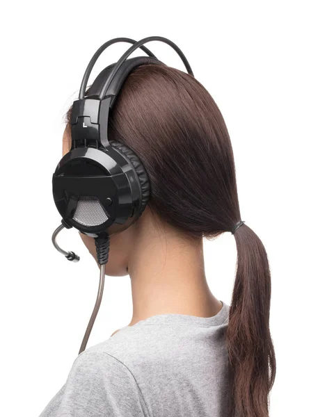 Frau hört Musik in Kopfhörern isoliert auf weißem Hintergrund — Stockfoto