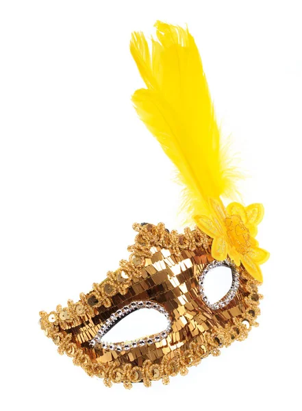 Goldene Karnevalsmaske mit gelben Federn auf weißem Rücken — Stockfoto