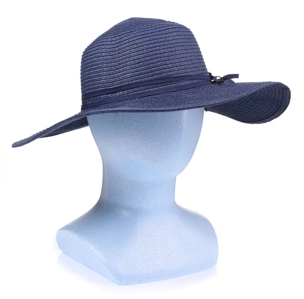 Sombrero femenino de verano sobre cabeza de maniquí aislado sobre fondo blanco —  Fotos de Stock