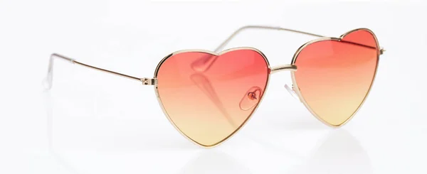 Hjärtformade solglasögon isolerade på vit bakgrund — Stockfoto
