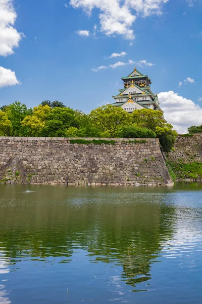 Osaka castle is one of Japan's most famous landmarks. — Stock Photo, Image