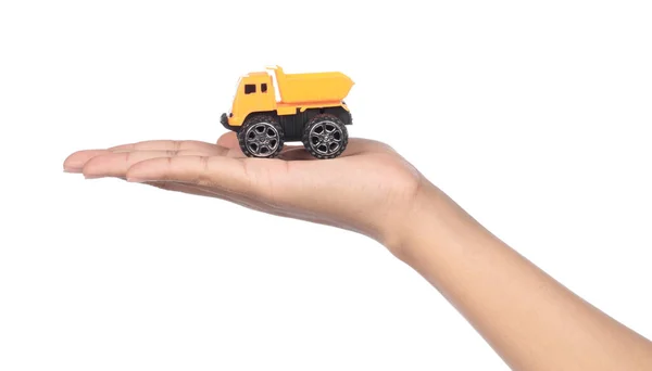 Рука держит игрушечный автомобиль изолирован на белом фоне — стоковое фото