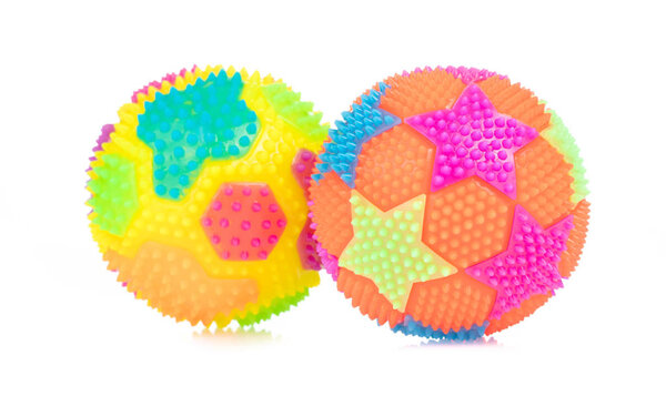Цветной массажный резиновый шар с шипами, изолированными на белом фоне
