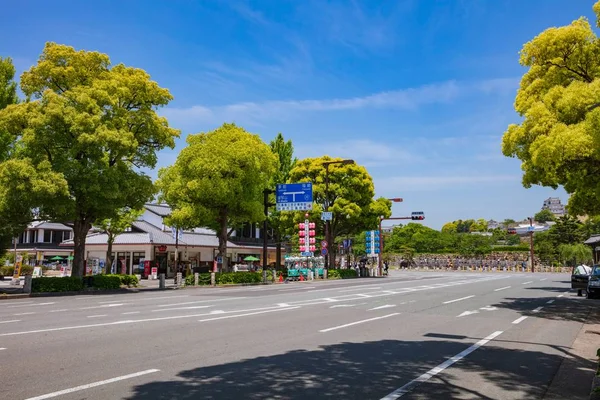 Osaka, Giappone, 11 maggio 2018: La strada principale porta al castello Himeji. — Foto Stock