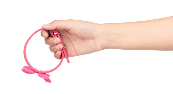 Mână care ține guler roz pentru animale de companie cu puncte polka și izolat de cravată arc — Fotografie, imagine de stoc