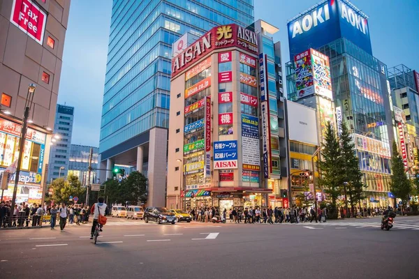 Japonsko - 22. října 2016: Lidé a turisté v Akihabara shoppi — Stock fotografie