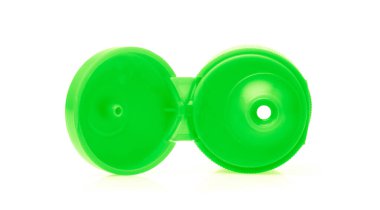 Beyaz arka plan üzerinde izole yeşil plastik şişe kapağı