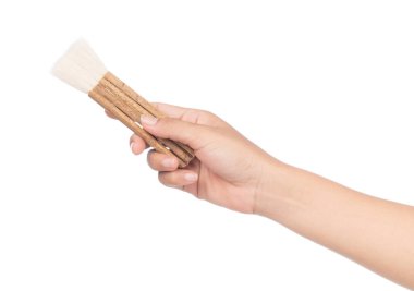 Beyaz arka plan üzerinde izole boya fırçası tutan el