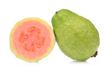 Guava meyve dilimi beyaz arkaplanda izole