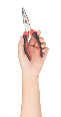 Beyaz arkaplanda kırmızı pense izole edilmiş.