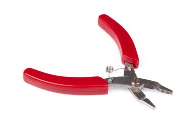 Kırmızı kenar kesme pensesi beyaz arkaplanda izole edildi