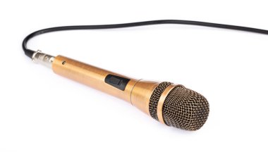 Beyaz arka plan üzerinde izole altın mikrofon