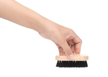 Beyaz arka planda izole edilmiş bir ayakkabı boyası fırçası tutan el. 