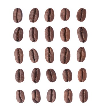 kavrulmuş kahve çekirdekleri beyaz arka plan üzerinde izole topluluğu