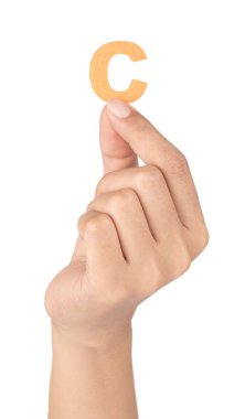 El ele tutuşan alfabe C, beyaz sırtında kendini izole edilmiş hisseder.