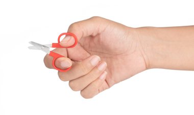 El ele tutuşan küçük makas beyaz arkaplanda izole edildi.