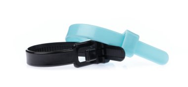 Beyaz arkaplanda izole edilmiş plastik kablo bağları.