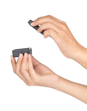 El ele tutuşan küçük siyah kutu beyaz arka planda izole edilmiş.