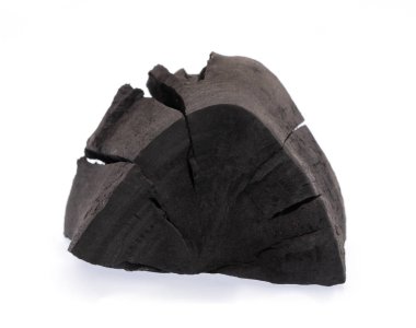 Beyaz arkaplanda siyah kömür izole edildi.