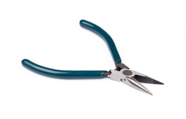 Yuvarlak burun pensesi beyaz arka planda izole edilmiş.