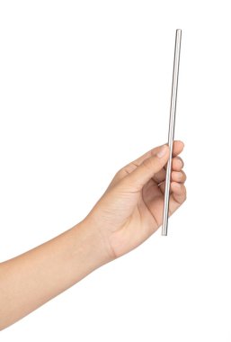 El ele tutuşup, beyaz poşette izole edilmiş, yeniden kullanılabilir çelik içerek saman içmek.