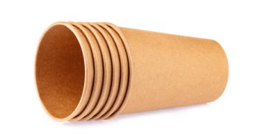 beyaz arkaplanda izole edilmiş kağıt bardaklar