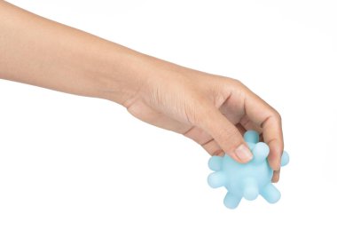 El ele tutuşan Mavi Lastik top oyuncağı beyaz arka planda izole edildi 