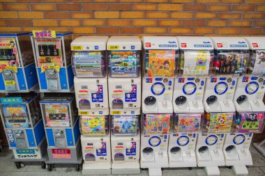 Kyoto, Japonya - 13 Nisan 2015: Japonya 'da gachapon oyuncak para makinesi