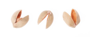 Beyaz arka planda izole edilmiş şam fıstıklarını kapat