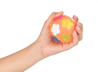 El ele tutuşan lastik top, dikenleri beyaz bir baloda izole edilmiş.