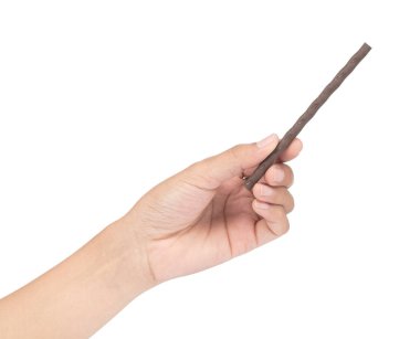 Beyaz sırt çantasına izole edilmiş kraker çubuklarından çikolata tutan el.