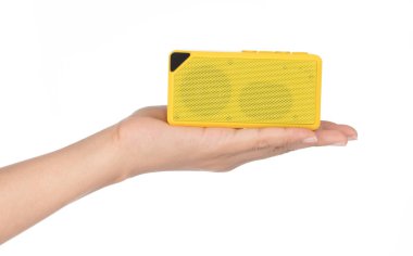 Hoparlörde el ele tutuşan bluetooth sarı renk beyaz bir renge izole edilmiş. 