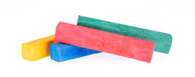 Beyaz arkaplanda izole edilmiş renkli tebeşirler