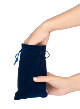 El ele tutuşan mavi kadife çanta beyaz arkaplanda izole edilmiş.