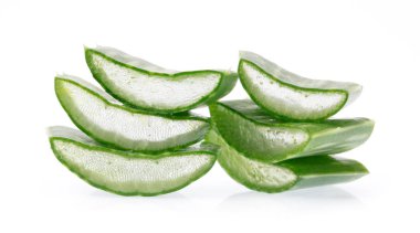 Beyaz arka plan üzerinde izole dilimlenmiş aloe vera