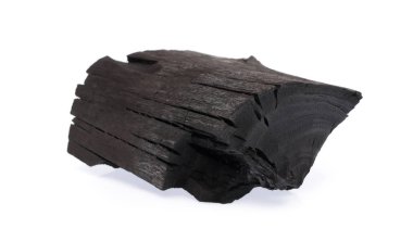 Beyaz arkaplanda siyah kömür izole edildi.