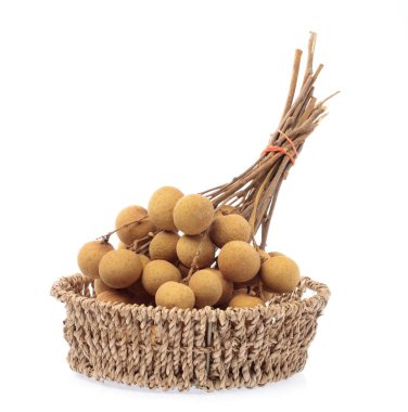Beyaz arka planda izole edilmiş sepetteki Longan meyvesi