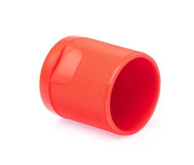Beyaz arka plan üzerinde izole kırmızı plastik şişe kapağı