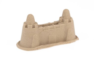 Beyaz arka planda izole edilmiş bir kalenin kumdan heykeli